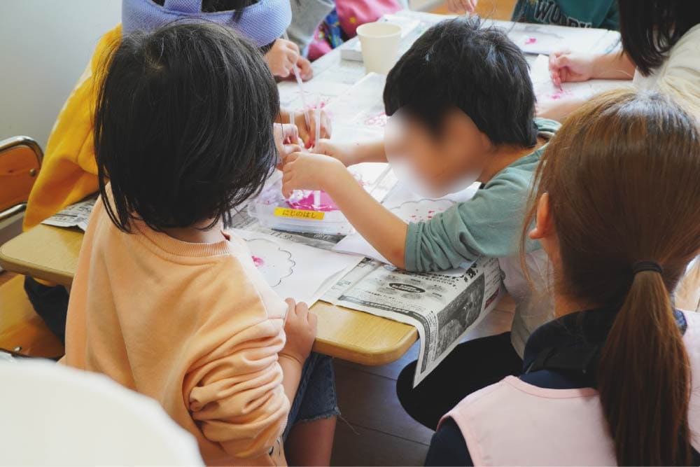 にじのはしの色育の様子