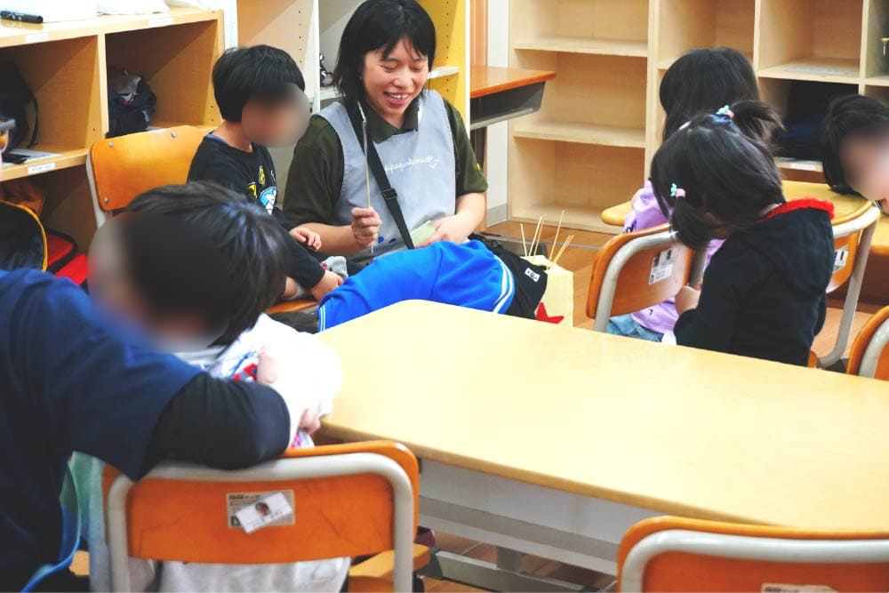 にじのはしの色育の様子