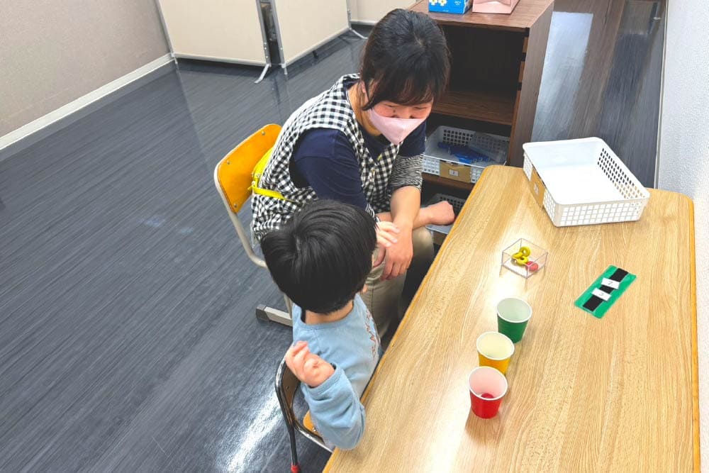 にじのはしの色育の様子